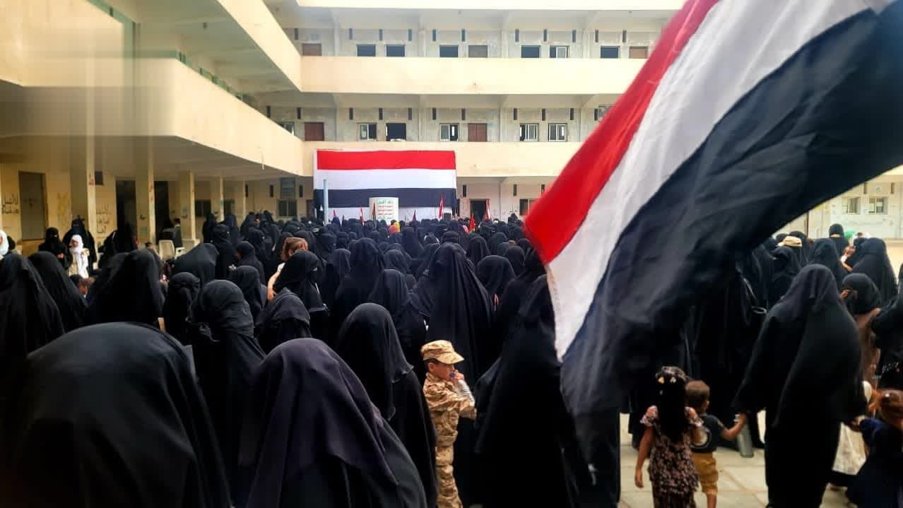 مسيرة نسائية حاشدة في الحديدة لدعم خيارات قائد الثورة