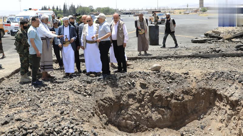 علامة مفتاح يطلع على حجم الأضرار بمطار صنعاء جراء العدوان السعودي