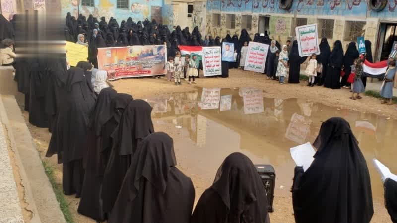 وقفة جماهيرية لحرائر الرجم في المحويت بعنوان جمعة التحذير والنفير