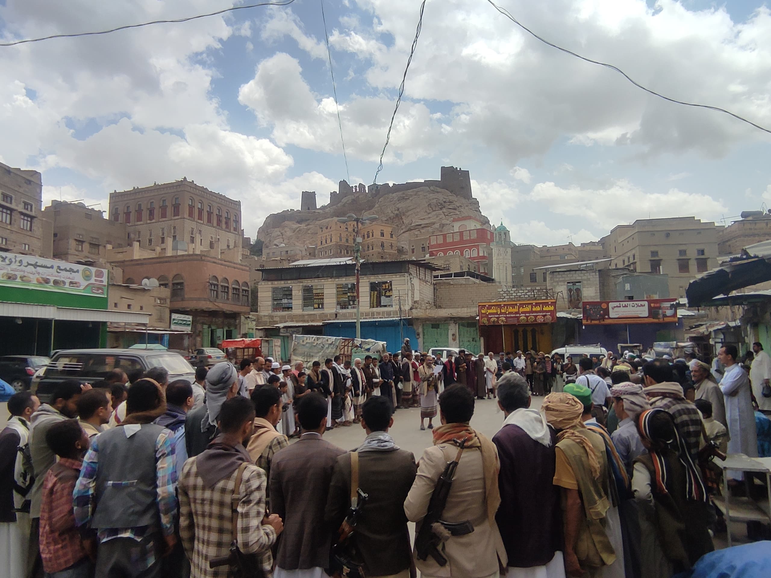 Al Bayda crowds support military siege efforts