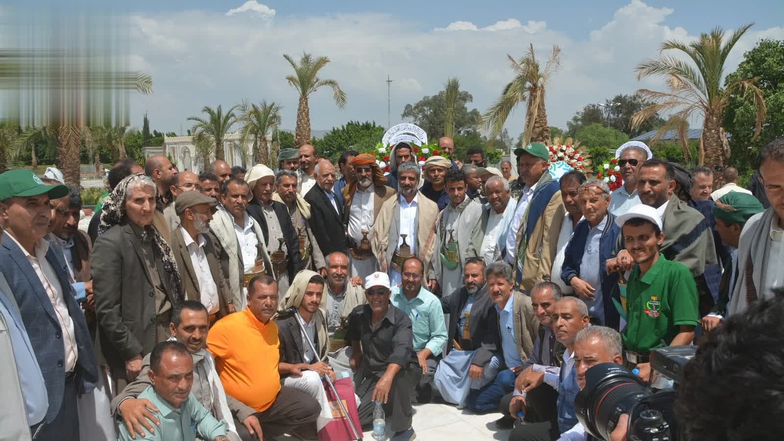 المداني ومنتسبو وزارة الإدارة يزورون أضرحة الشهداء