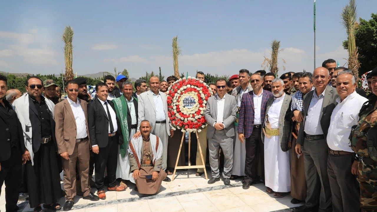 قيادات المالية والجمارك تزور أضرحة الشهداء