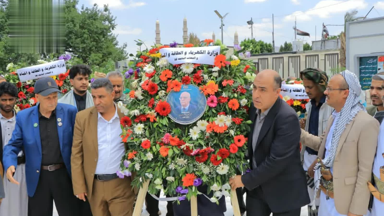 قيادات الكهرباء والمياه تضع أكاليل على أضرحة الشهداء