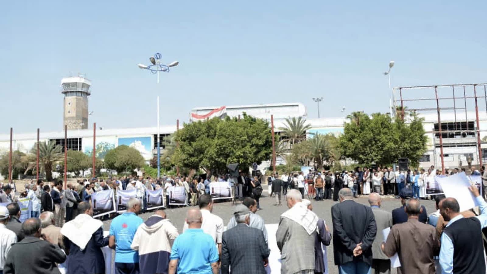 مؤتمر وموقف بمطار صنعاء بمناسبة إغلاقه منذ عشر سنوات