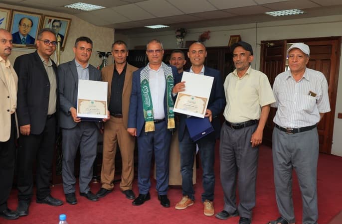 جامعة إب تكرّم باحثين بدرع التميز