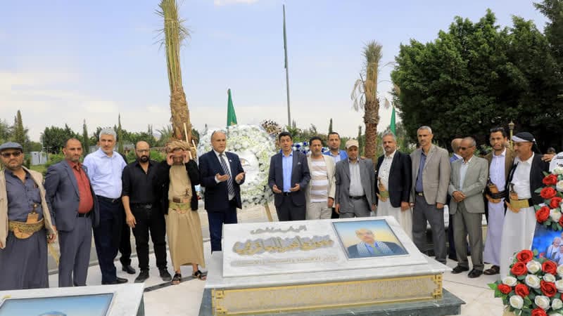 وفد الهيئة يزور قبور الشهداء الصماد والرهوي