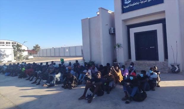 إعادة ترحيل 81 مهاجرًا من بنغازي