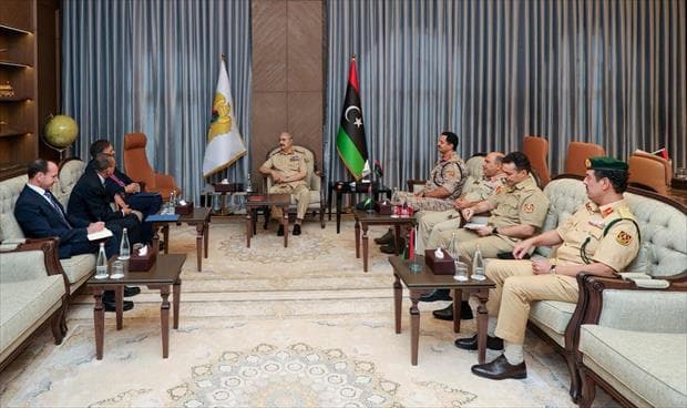 حفتر يناقش تعزيز التعاون مع اليونان