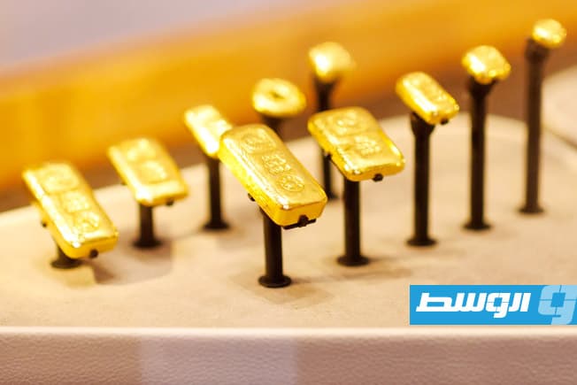 Gold dips amid Hormuz tensions and rate hike expectations