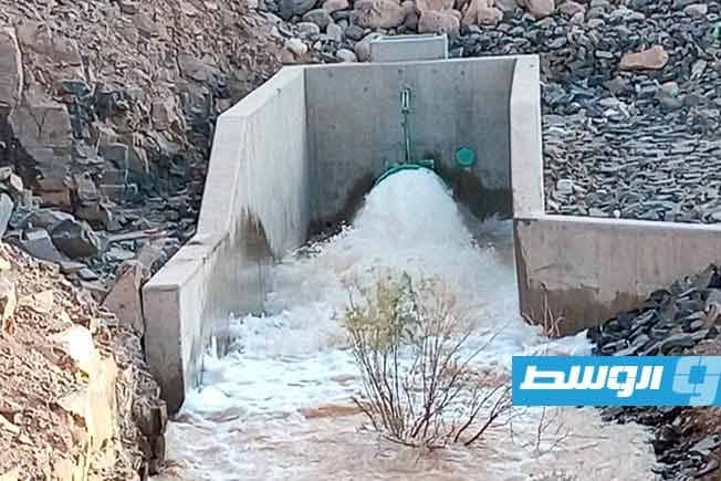 اختبار جاهزية سد وادي الوشكة عبر فتح صمام الطوارئ