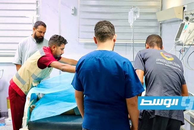 حادث على طريق متضرر من الأمطار يوقع شخصين