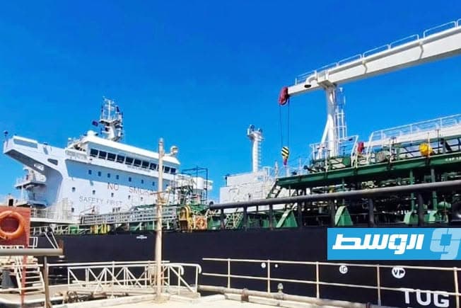 ناقلة نفط تفرغ بنزين في بنغازي