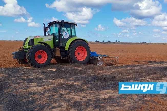 الوطني للتنمية يبدأ مشروع 87 في سرت للقمح