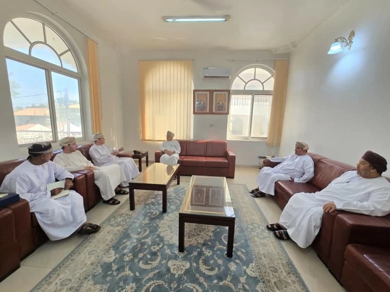 سلطان عمان بزنجبار يناقش معرض المنتجات