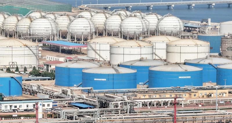 Oil climbs amid US-Iran talk uncertainties