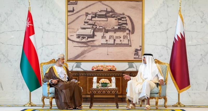سلطان عمان وأمير قطر يناقشان تعزيز التعاون