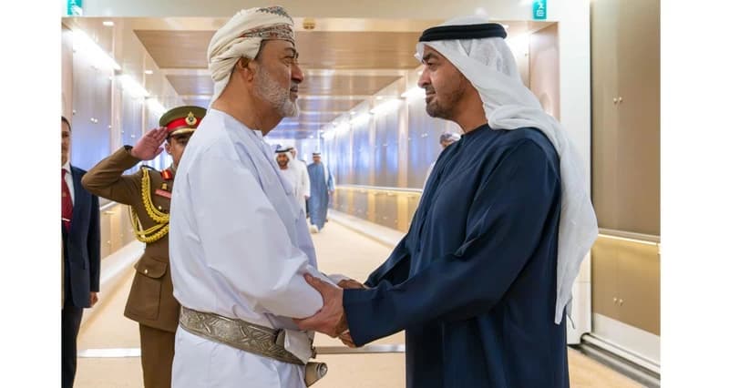 سلطان ومحمد بن زايد يناقشان العلاقات المشتركة