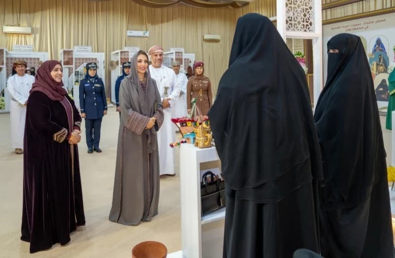السيدة الجليلة تزور جمعية المرأة العمانية بصلالة