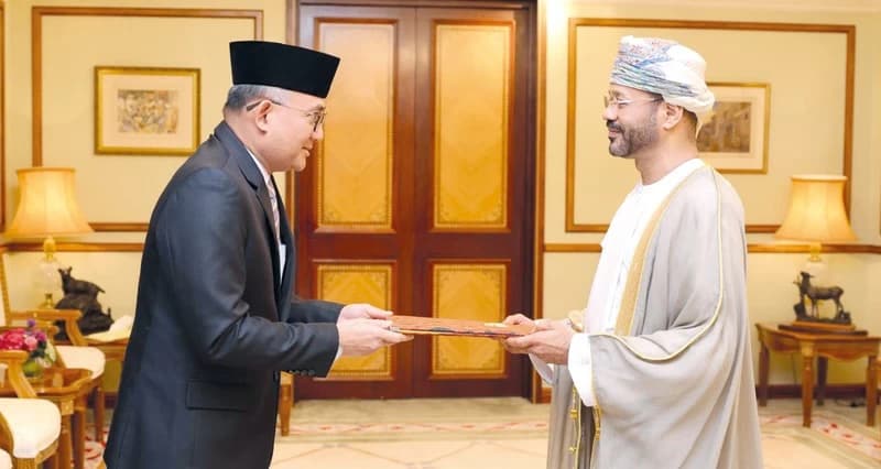 وزير الخارجية يسلّم أوراق اعتماد السفير الإندونيسي
