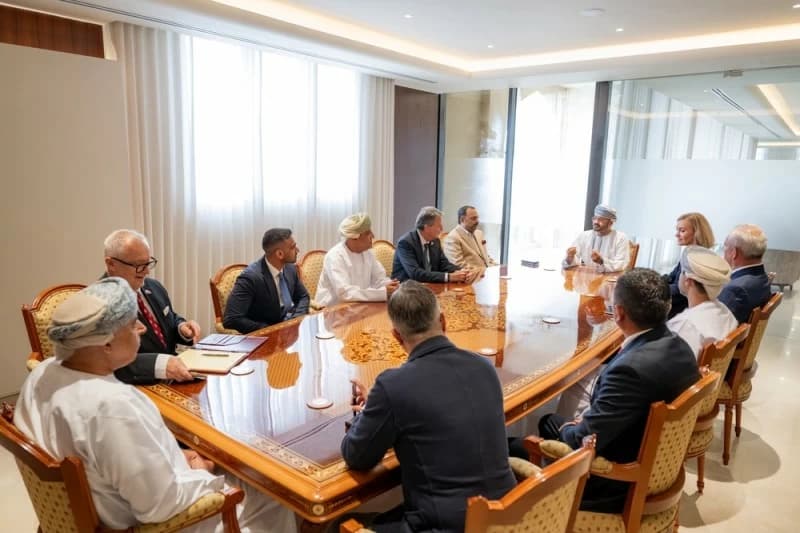 وزير الخارجية يلتقي بقناصل عمان