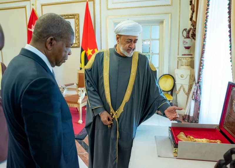 الرئيس الأنجولي يكرم السلطان بمأدبة