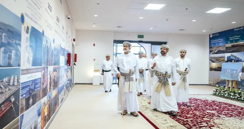جلالة السلطان يتفقد مشروعات الدقم
