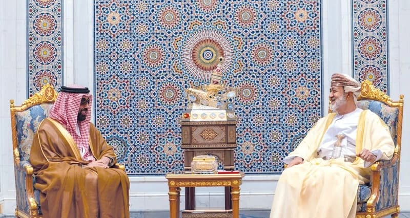 جلالة السلطان يناقش مع نائب حاكم أبوظبي قضايا البلدين