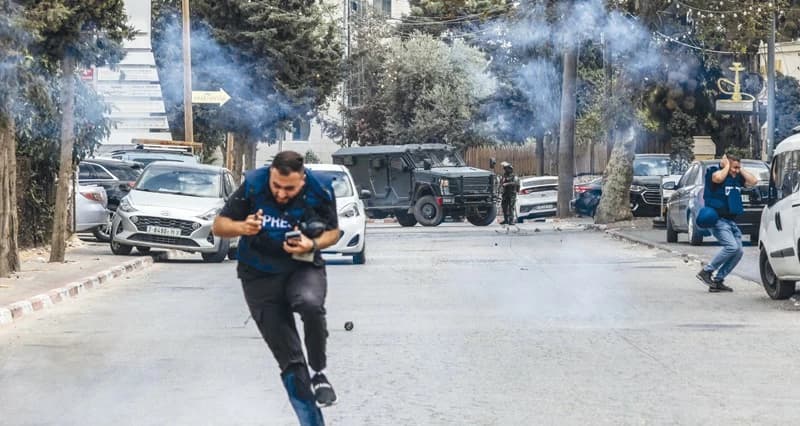 قصف منزل بغزة وتهجير بالضفة