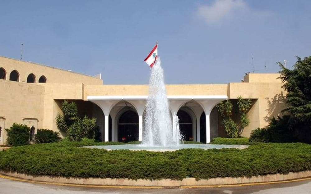 تنكيس العلم اللبناني في بعبدا
