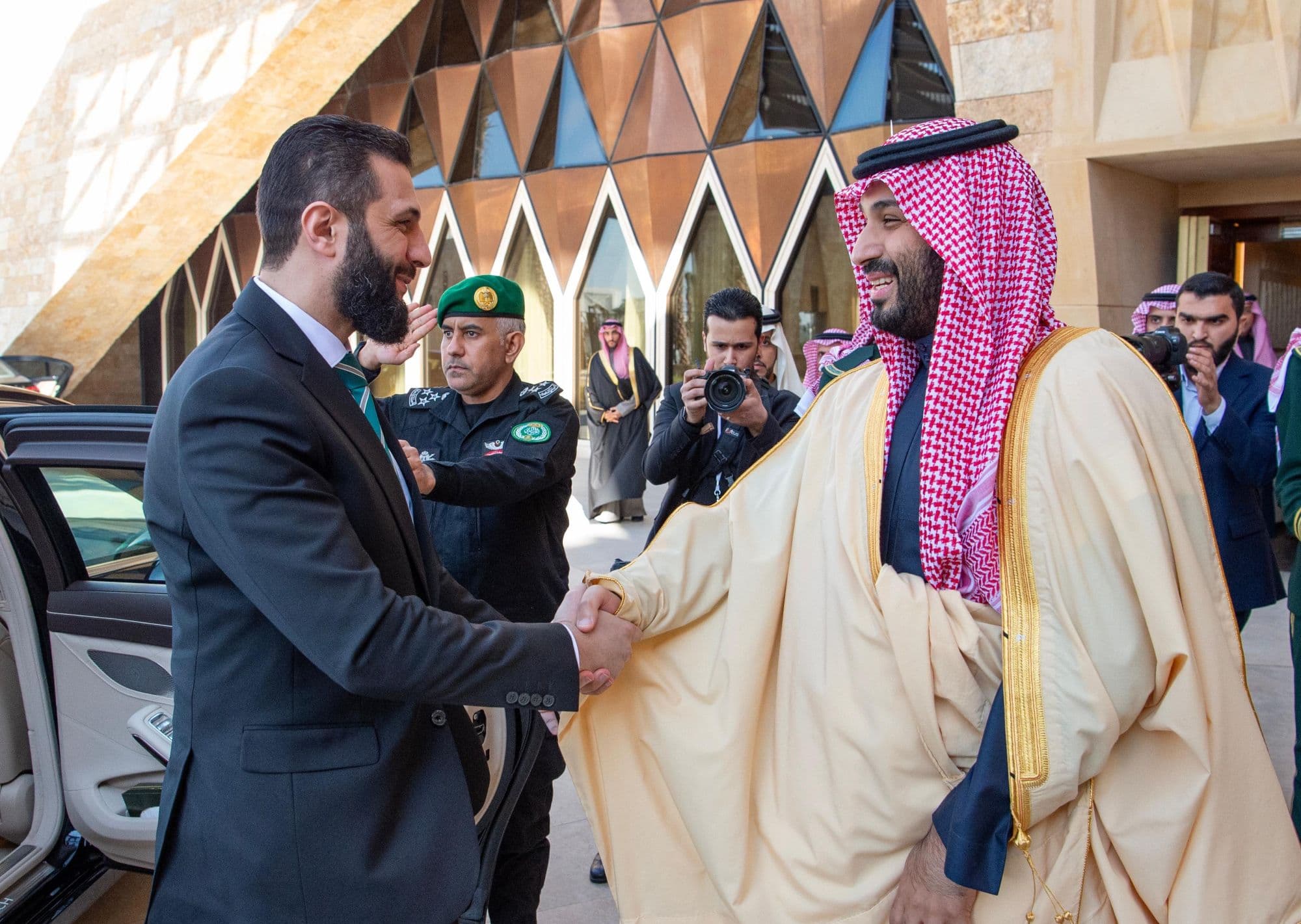 الشرع يؤكد لولي العهد إدانة الهجوم على منشآت النفط
