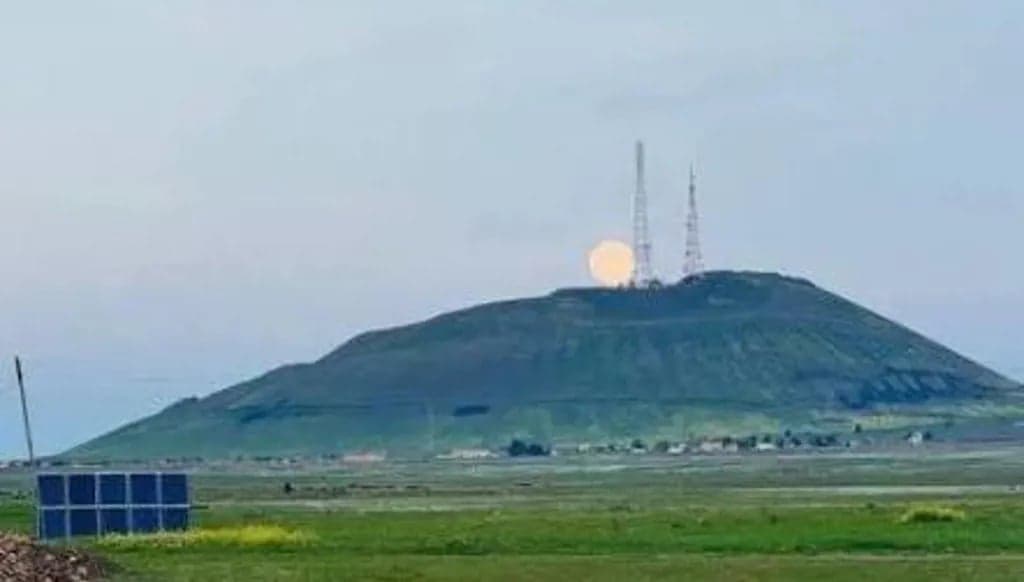 بخار قرب جبل كوكب في الحسكة بعد هزة أرضية