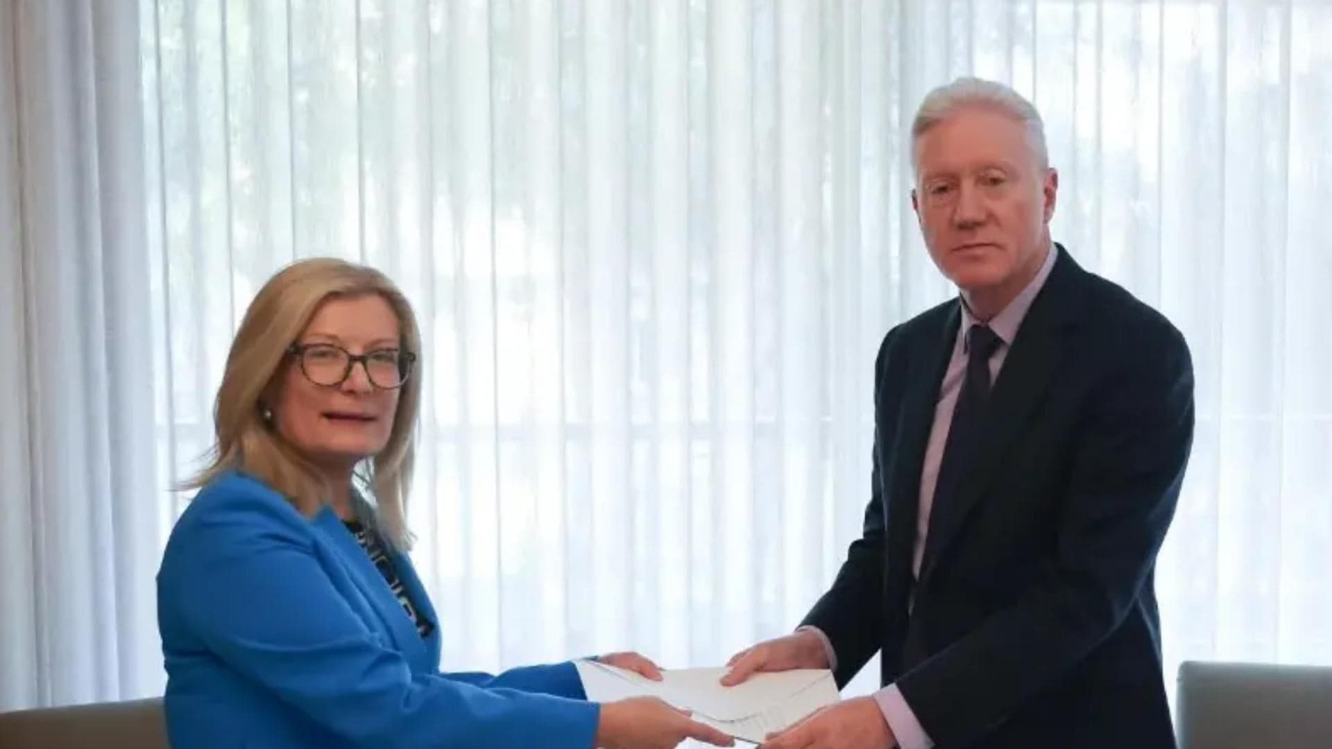 Submit Greek ambassador credentials