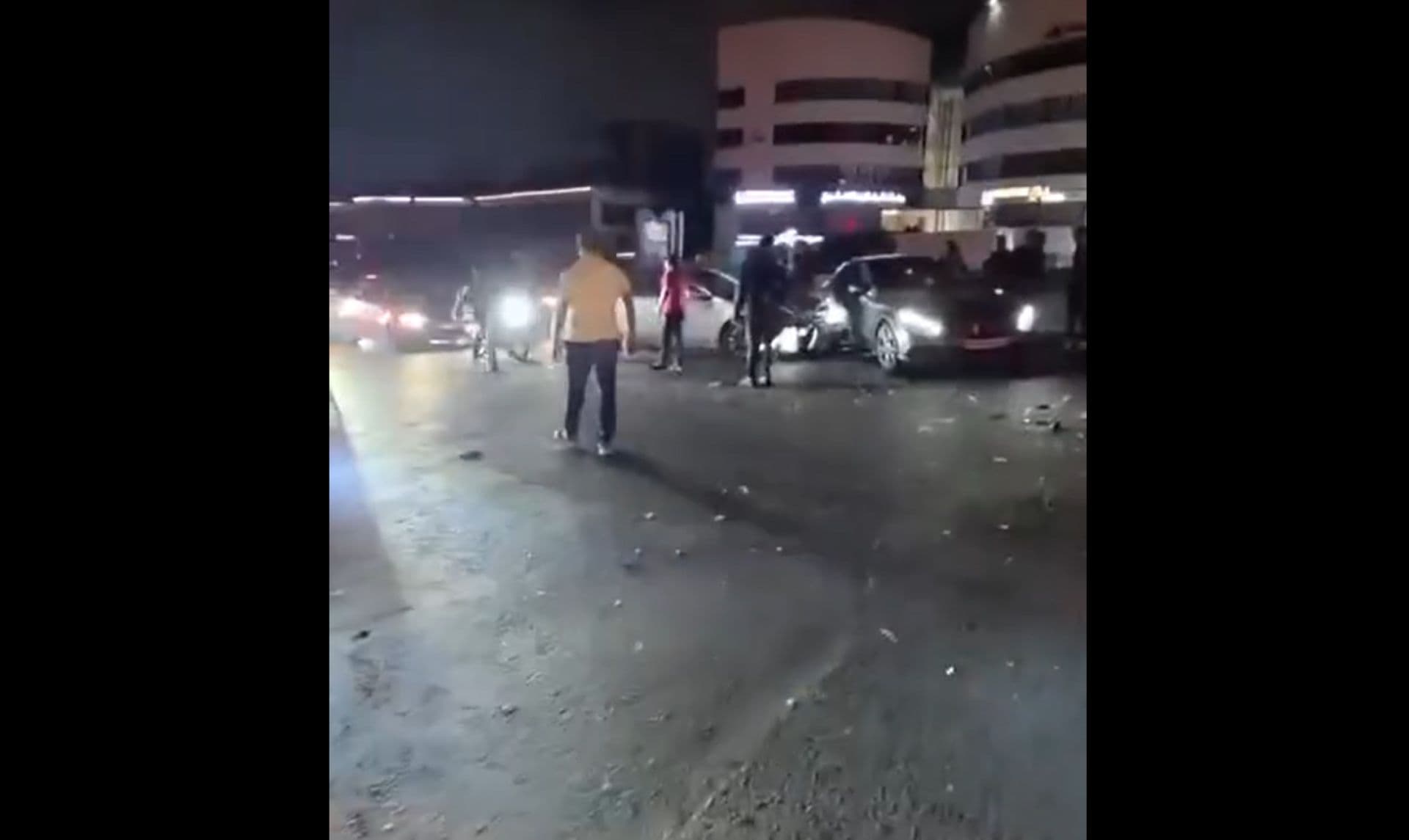 فيديو: حريق سيارة يعرقل السير ويتسبب في تصادم في الحازمية