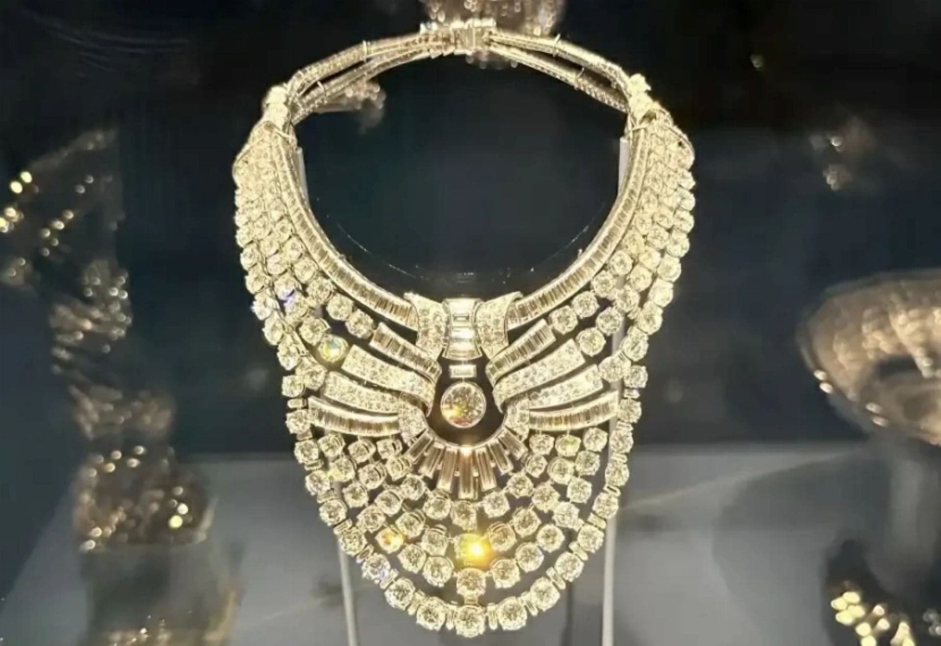 Queen Nazli's Necklace Theft Caught on Camera