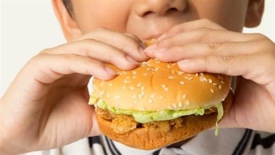 عادات غذائية خاطئة تؤدي للسمنه