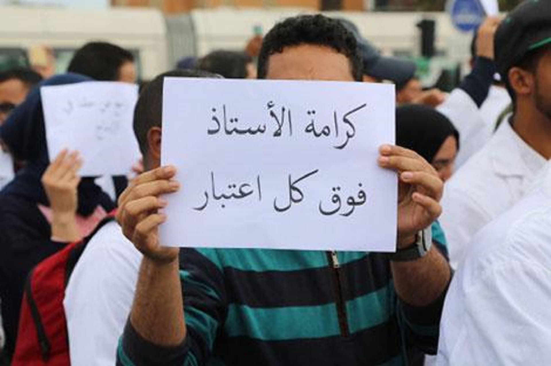 متعاقدو اللبنانية يهددون بالإضراب