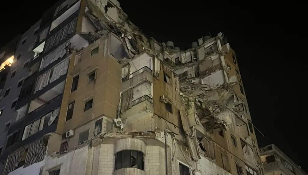 Building partially collapses in Al-Mushrifiyah war damage