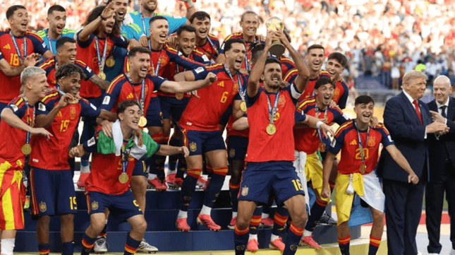 طائرة إسبانيا بعد التتويج تصل مدريد