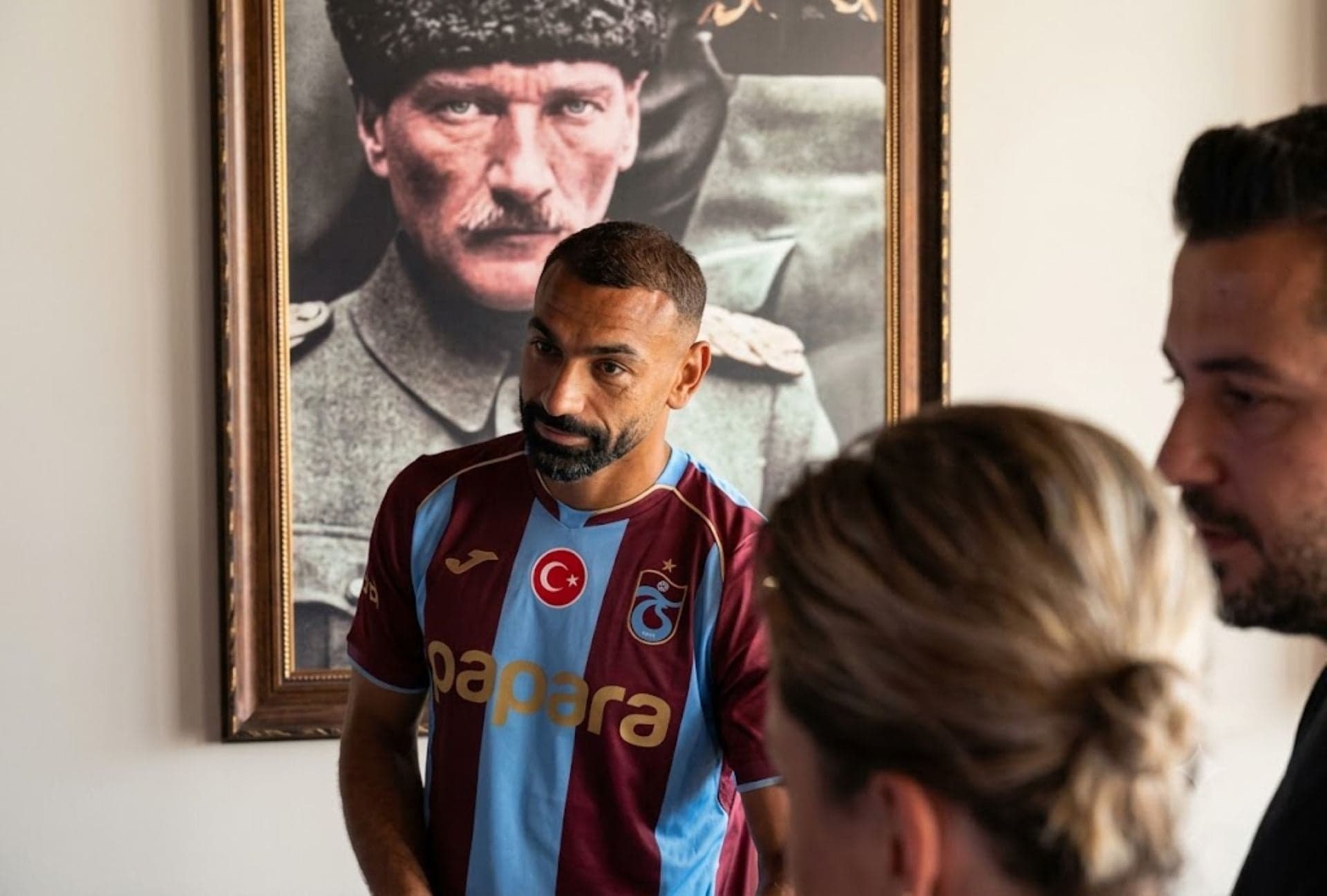 محمد صلاح يتلقى هدية غريبة في طرابزون