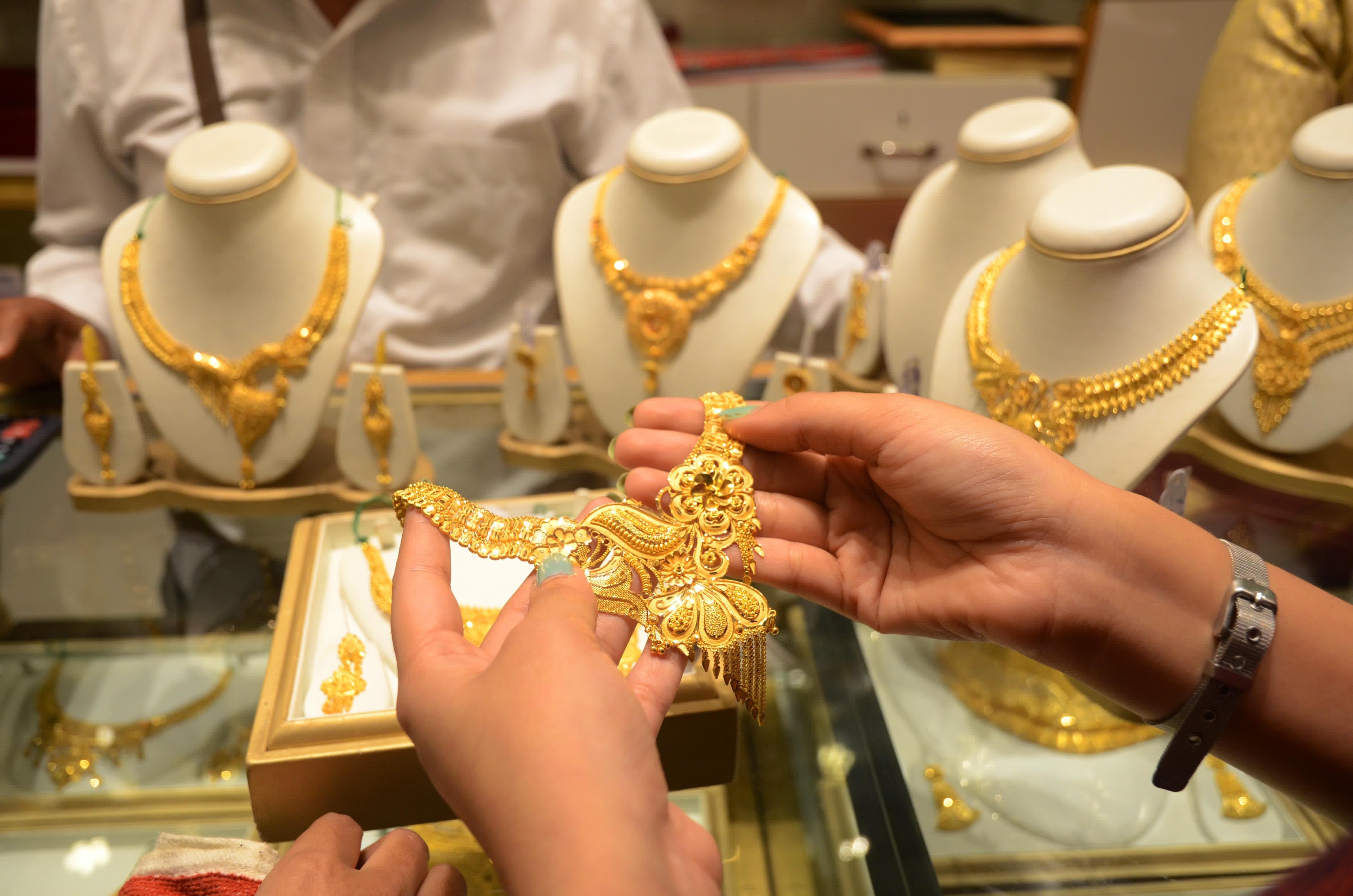 Gold theft via fraud methods