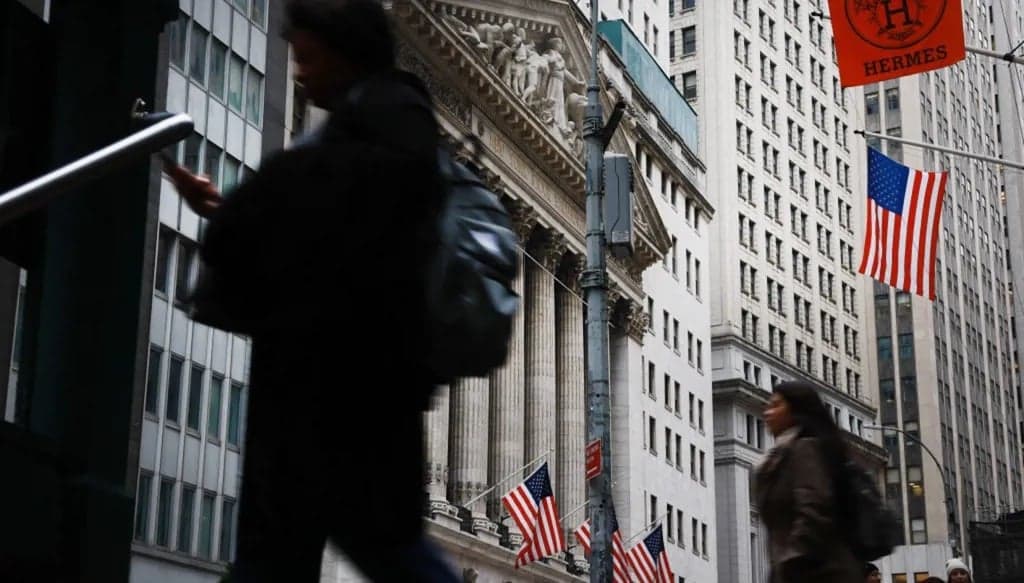 الأسواق تتفاعل مع عقوبات إيران وأسعار النفط تتراجع