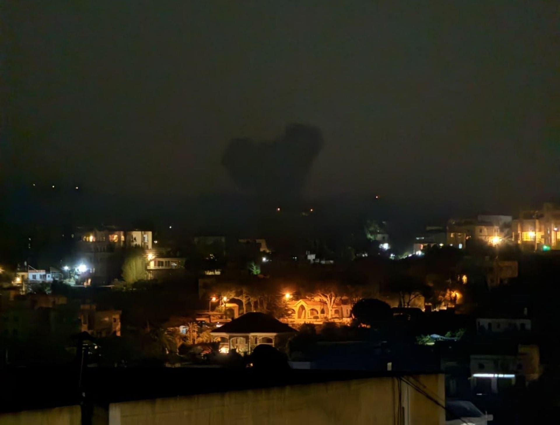 تصعيد ليلي في الجنوب مع غارات وتفجيرات