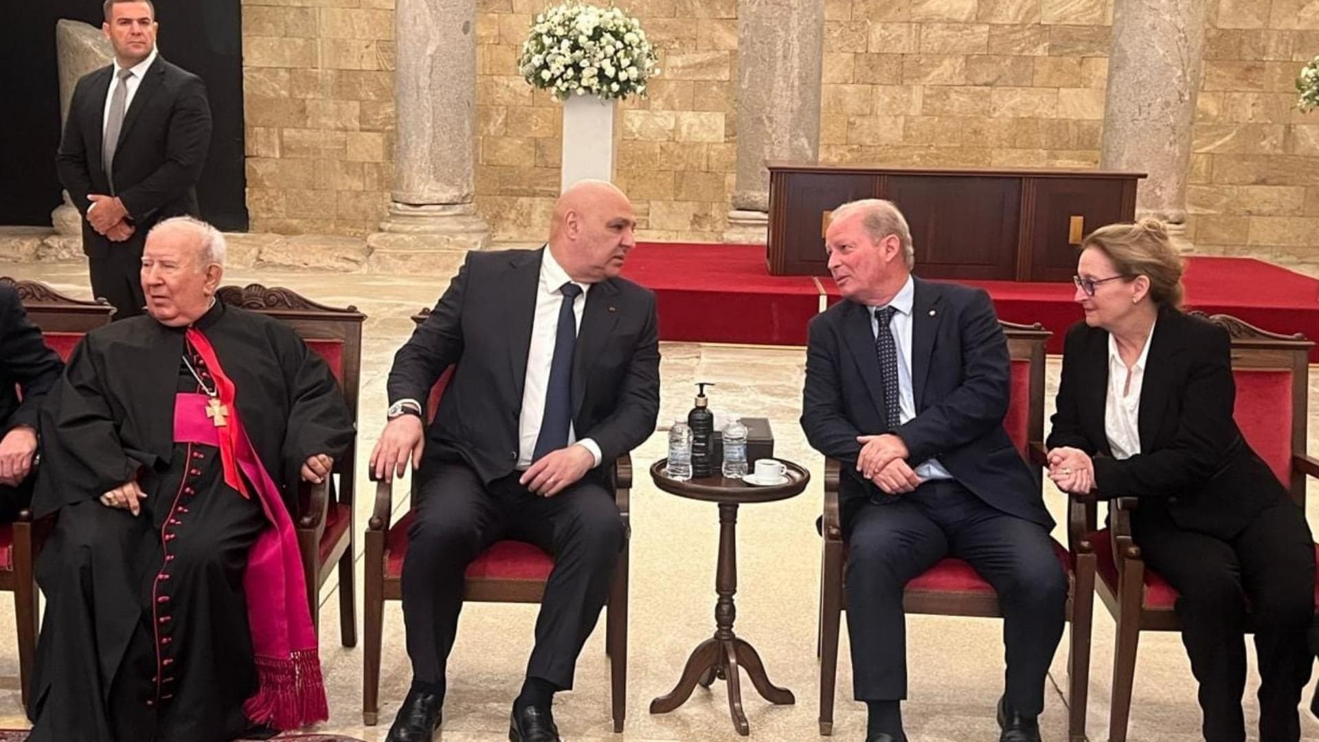 عون يواسي شمعون في وفاة والده