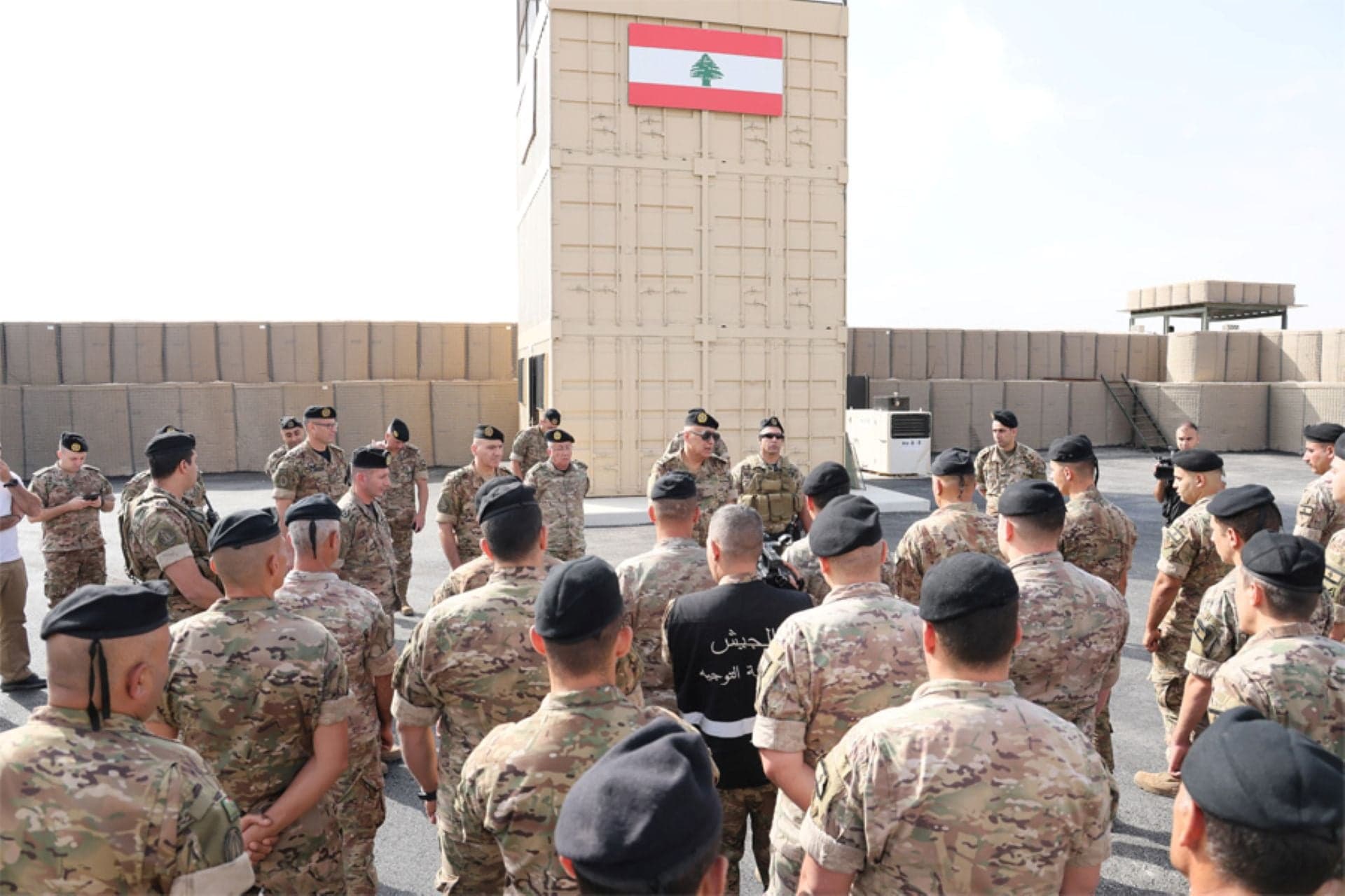 قائد الجيش يزور مراكز حدودية