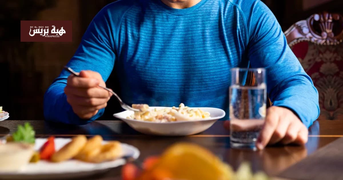 هل شرب الماء أثناء الأكل خطأ دراسة تكشف