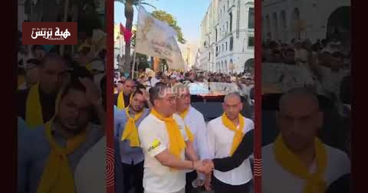 أوزين يحيي المواطنين في تطوان خلال مهرجان السنبلة