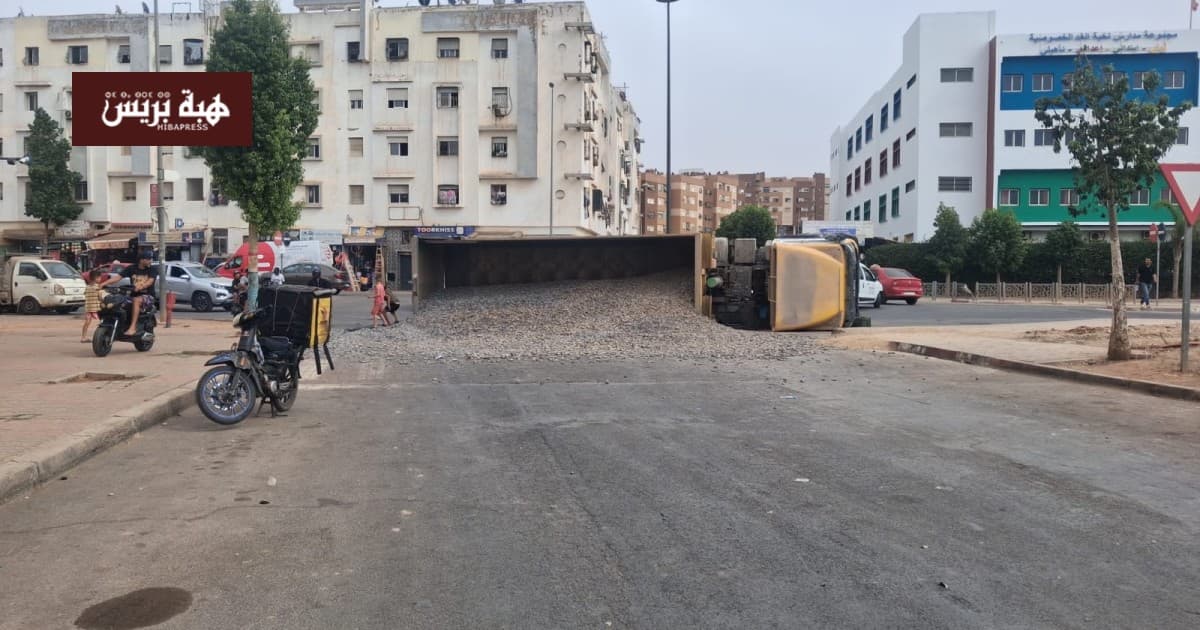 انفجار إطار شاحنة رموك يسبب انقلابها في البيضاء