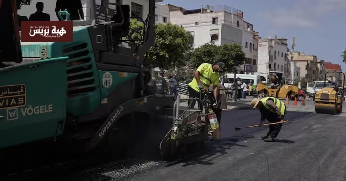 أشغال تهيئة شارع رئيسي في الدار البيضاء