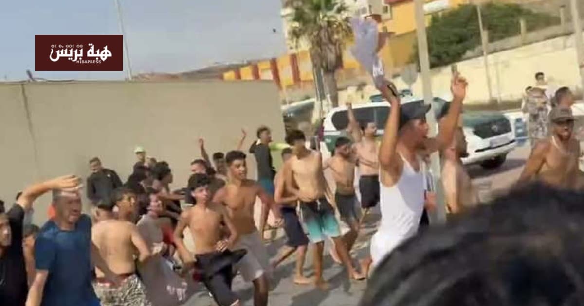 Moroccans enter Melilla in large crowds