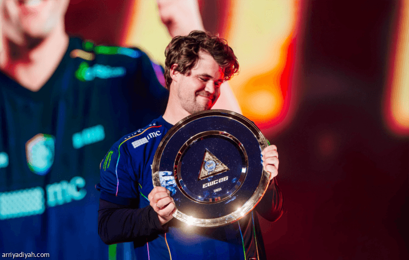 Carlsen wins second online chess title